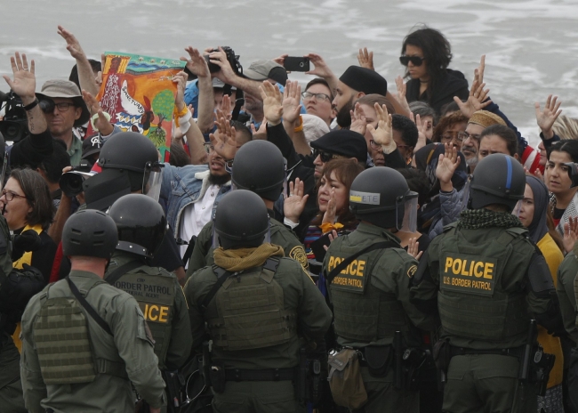 ABD'den San Diego sınırındaki protestoda 32 kişiye gözaltı